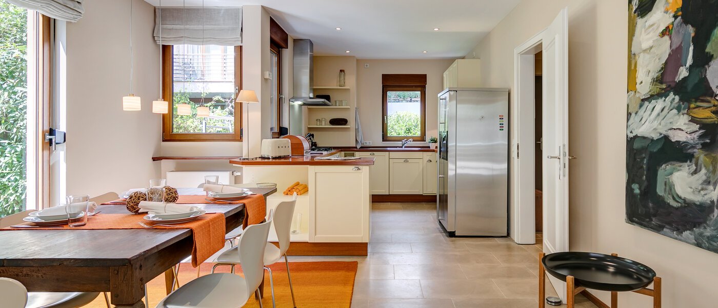 Половина двухквартирного жилого дома München Schwabing (links der Leopoldstraße) 02 обеденная зона 3396