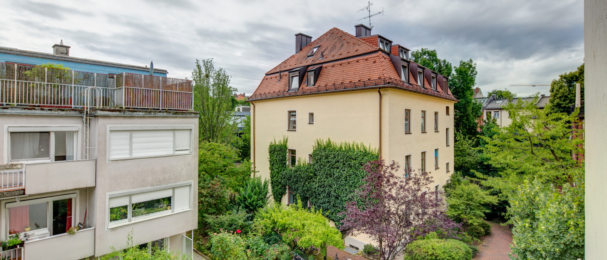 квартира München Schwabing (links der Leopoldstraße) 01 вид из окна 4673