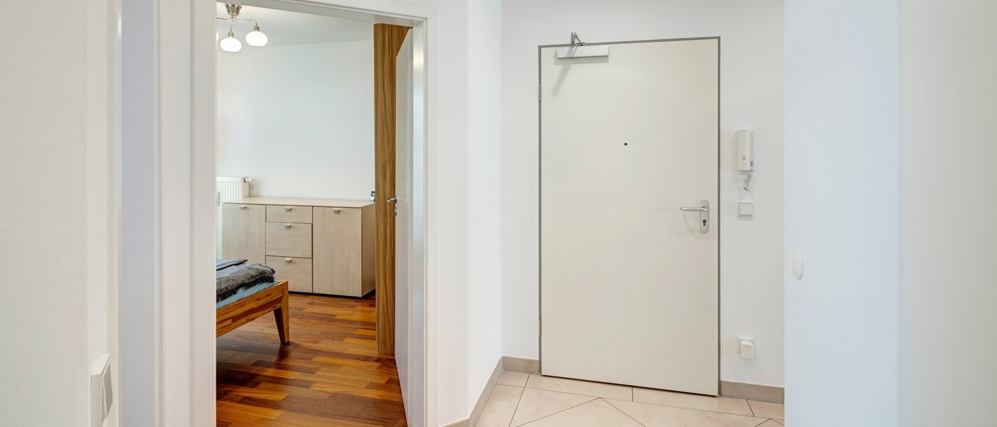 квартира с садом München Au 05 коридор 4965