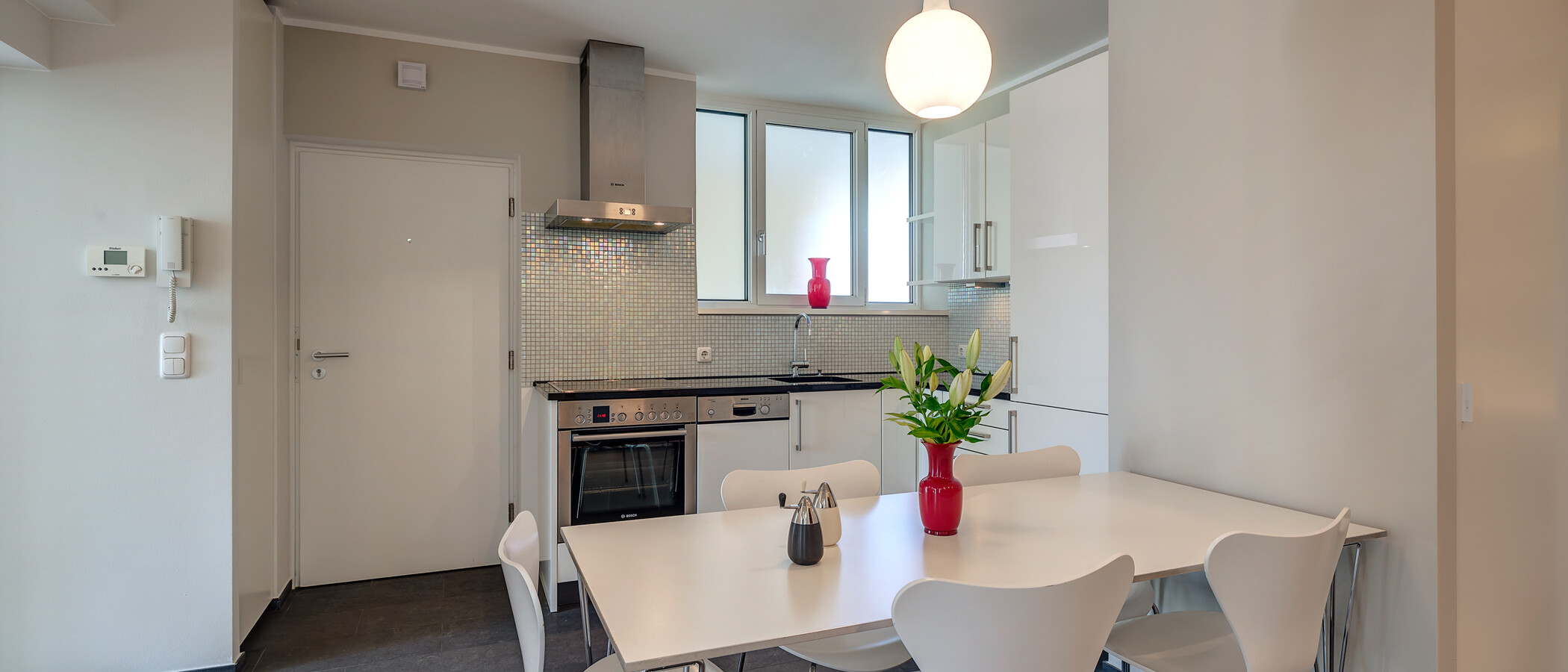 квартира München Schwabing (links der Leopoldstraße) 02 обеденная зона 5407