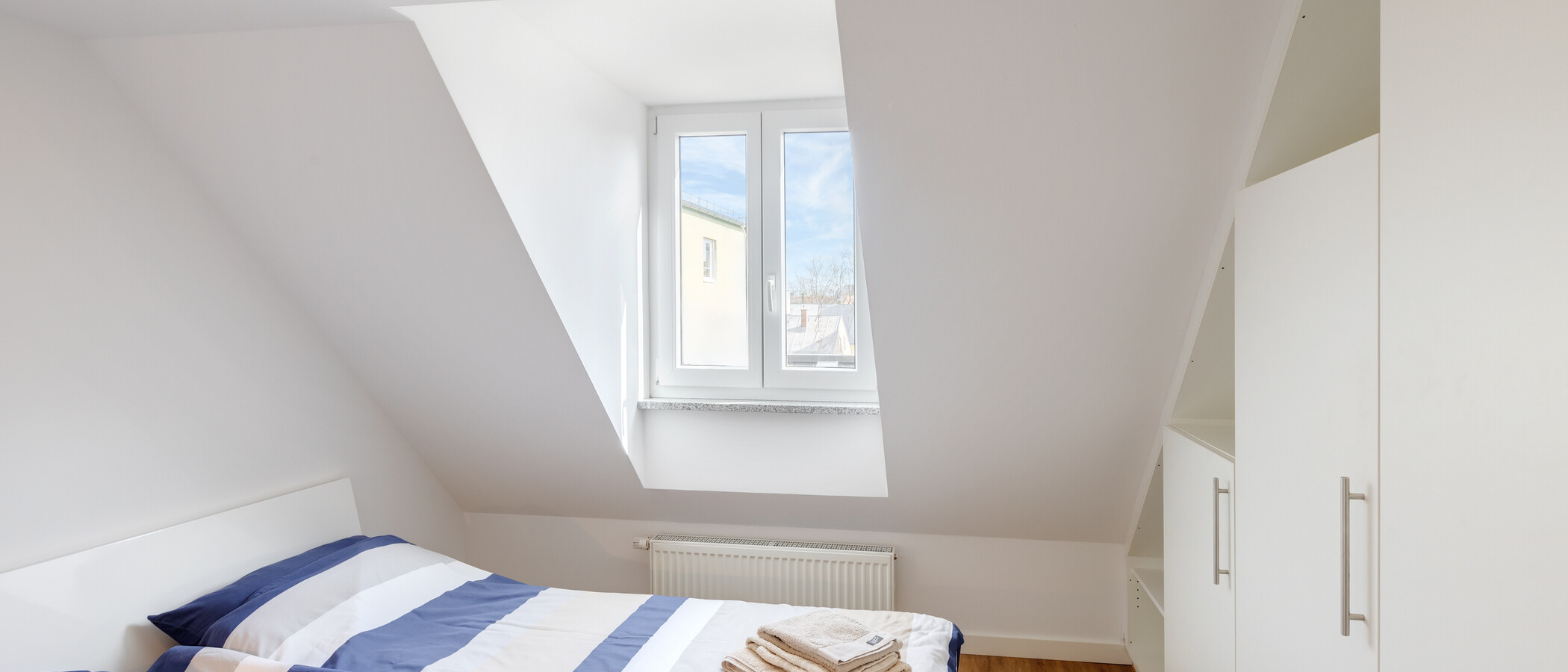 мансардная квартира München Schwabing 01 спальная комната 5576