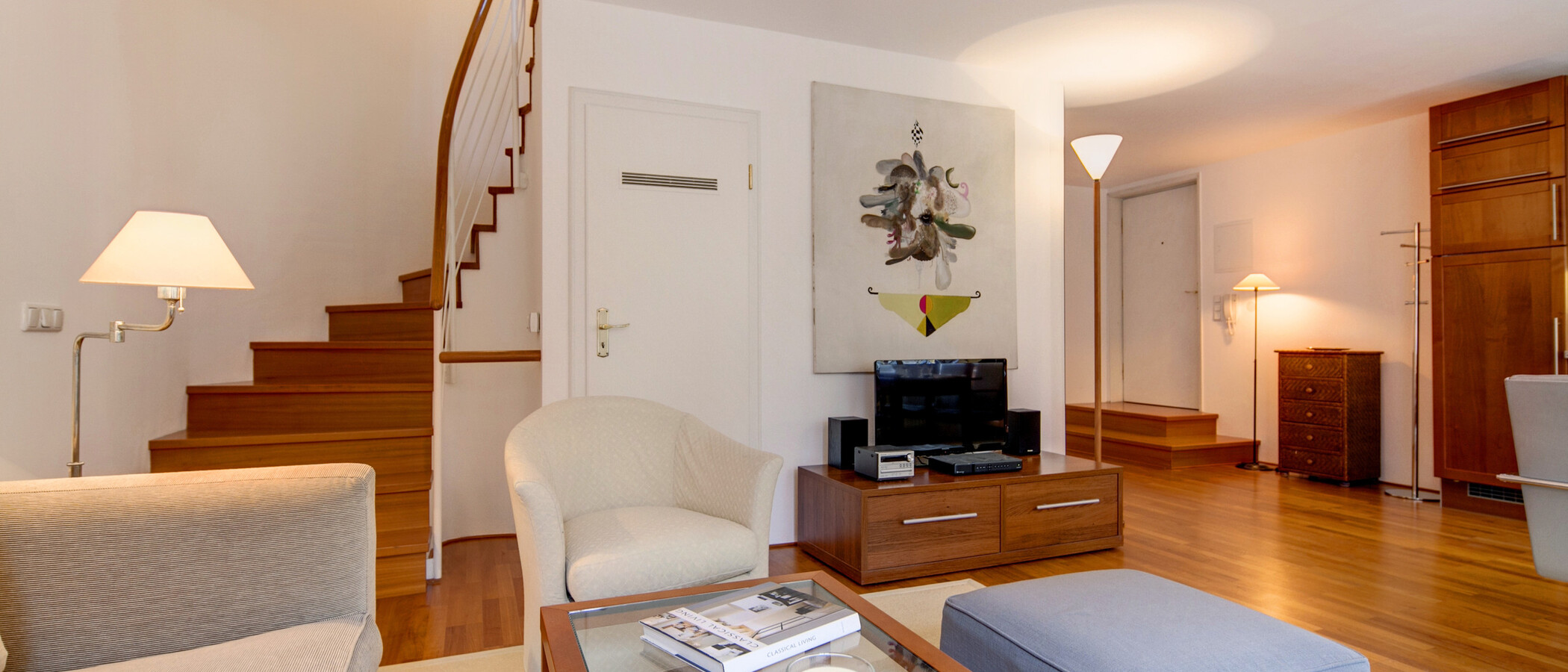 двухэтажная квартира München Schwabing (rechts der Leopoldstraße) 04 гостиная 6884