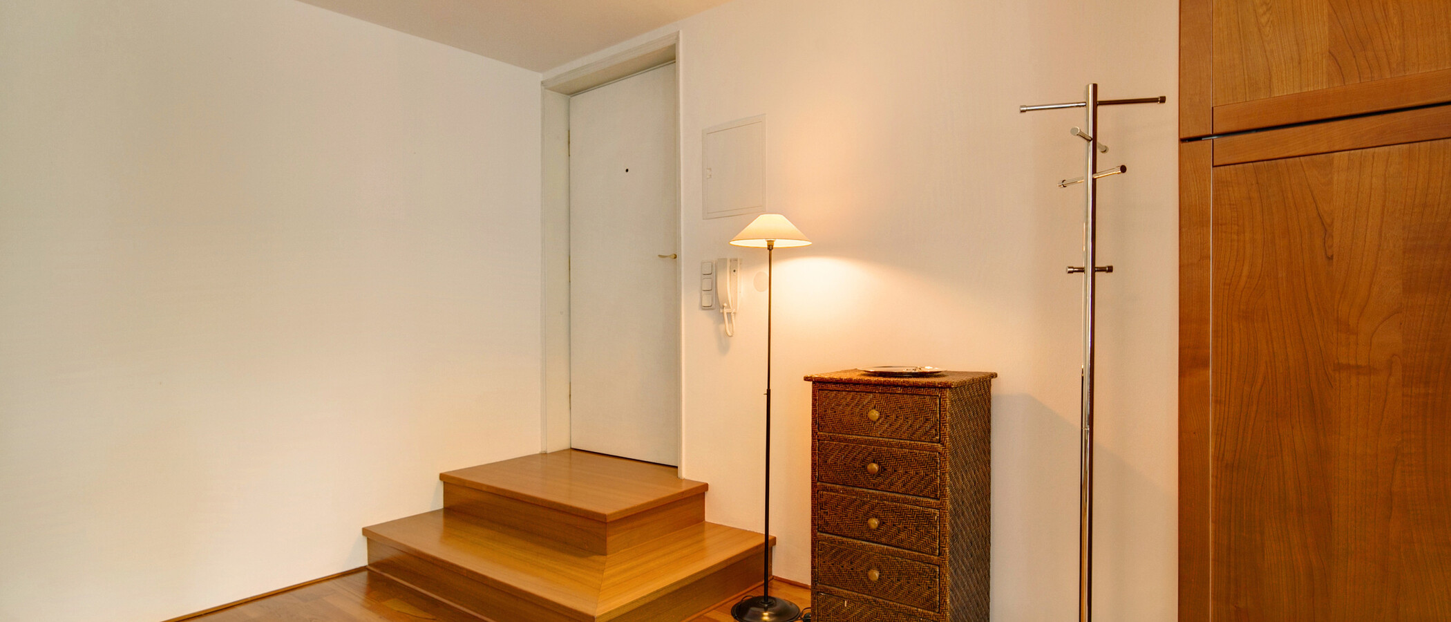 двухэтажная квартира München Schwabing (rechts der Leopoldstraße) 01 коридор 6884
