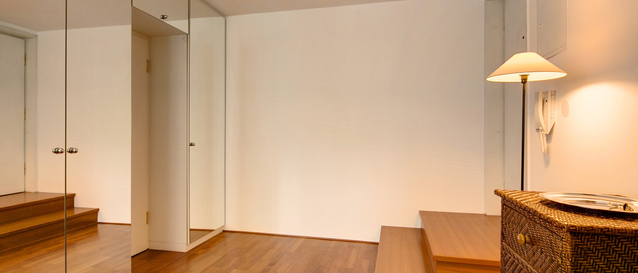 двухэтажная квартира München Schwabing (rechts der Leopoldstraße) 02 коридор 6884