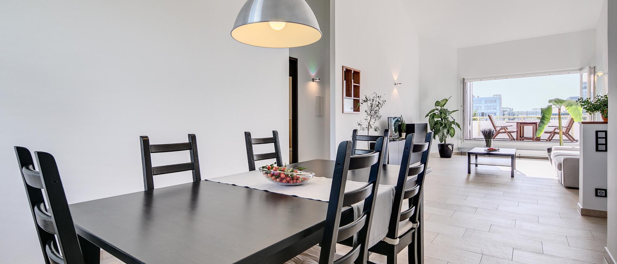мансардная квартира München Arabellapark 01 столовая 7279