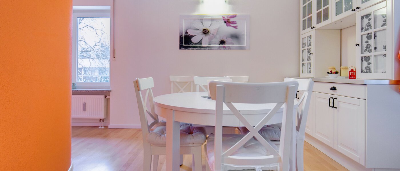 двухэтажная квартира München Fasanerie 01 столовая 7475