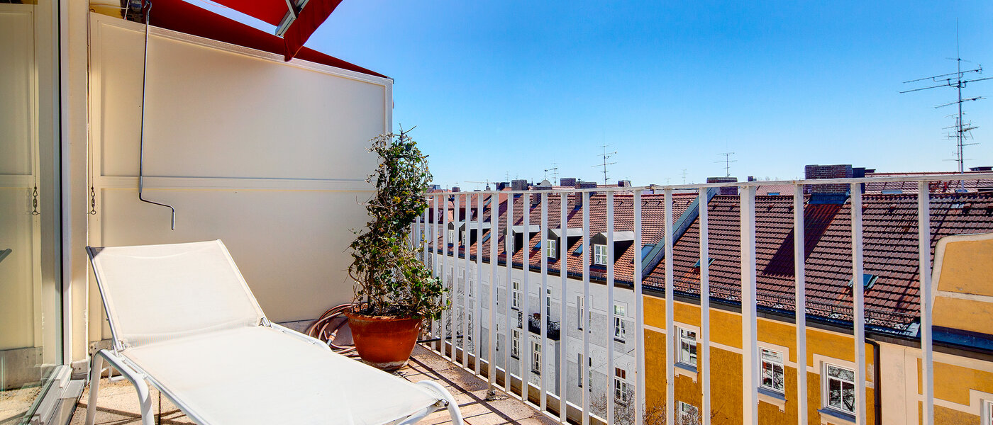 мансардная квартира München Schwabing-West (rund um den Hohenzollernplatz) 02 терраса с крышей 7704