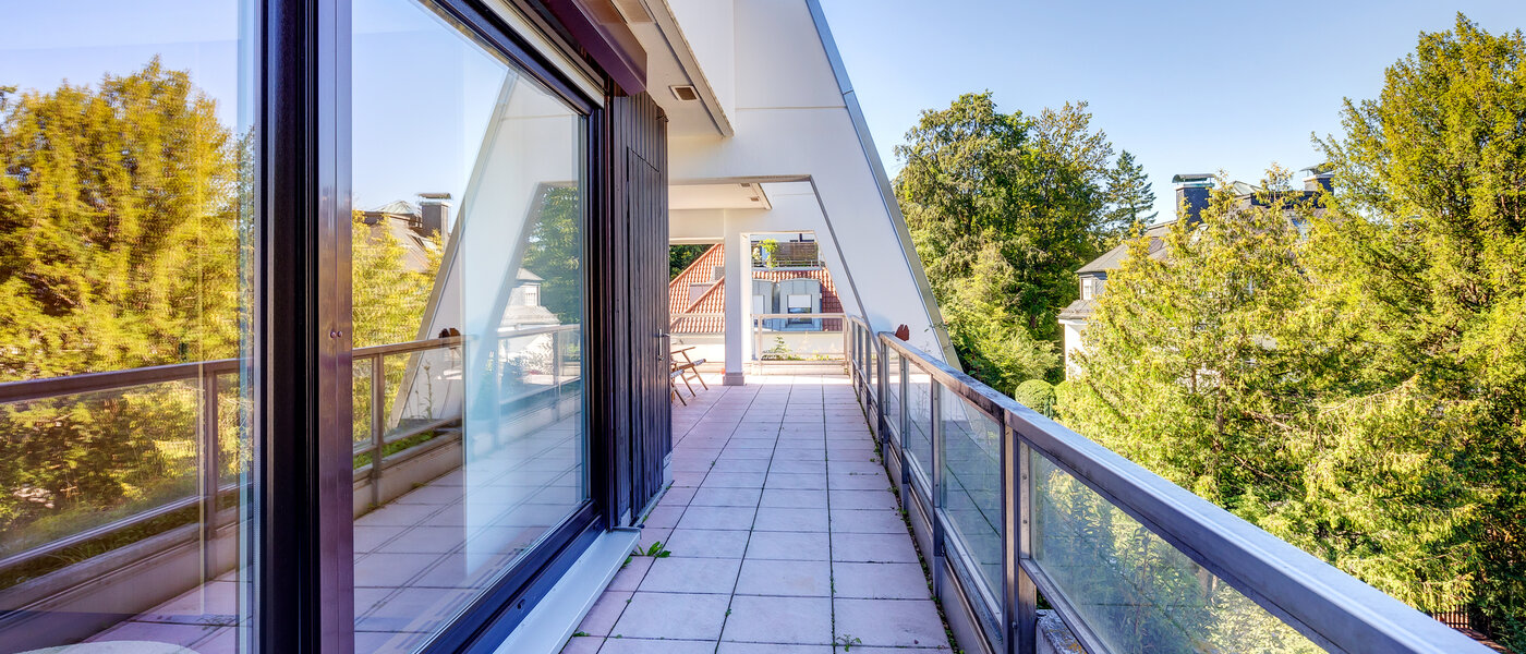 мансардная квартира München Menterschwaige 02 терраса с крышей 8181