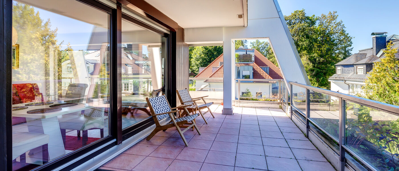 мансардная квартира München Menterschwaige 03 терраса с крышей 8181