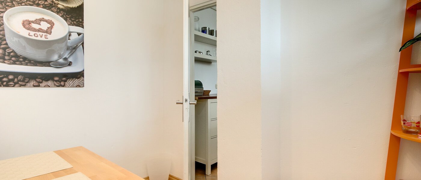 квартира München Bogenhausen 03 столовая 8433