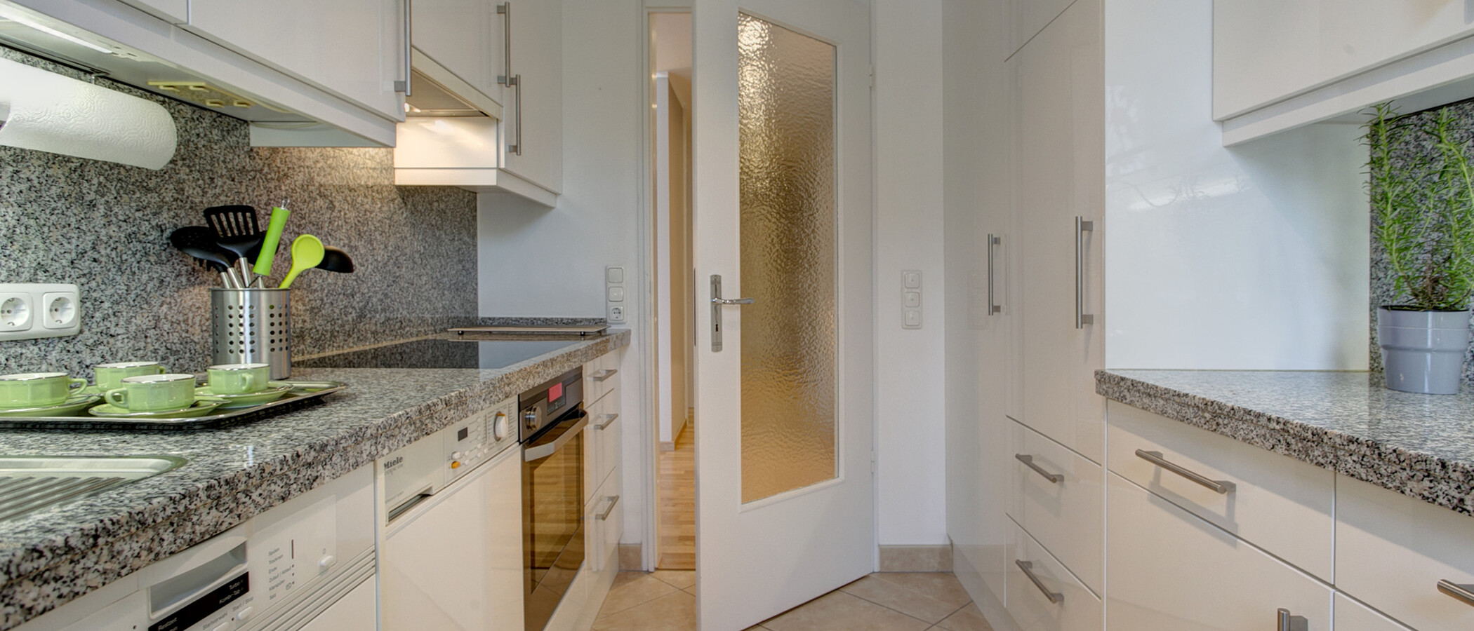мансардная квартира München Arabellapark 04 кухня 9024