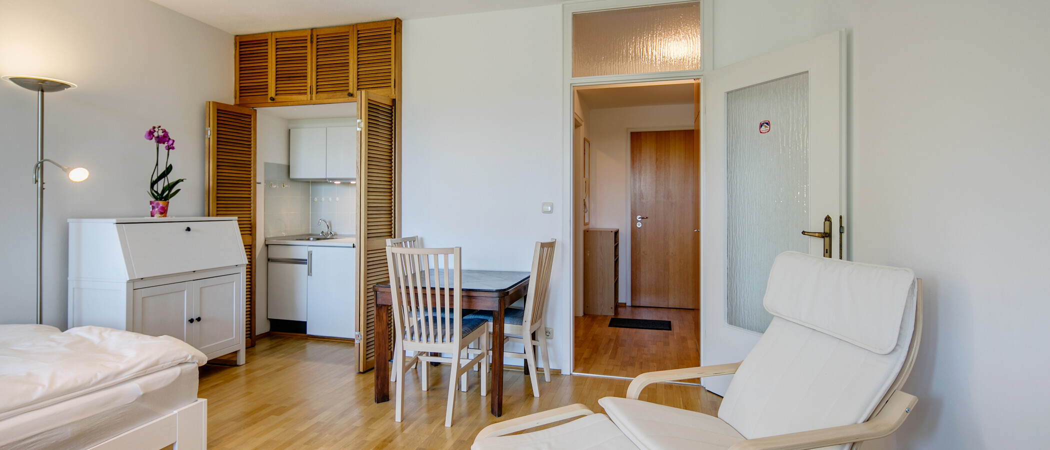 квартира München Schwabing (rechts der Leopoldstraße) 04 гостиная 9457