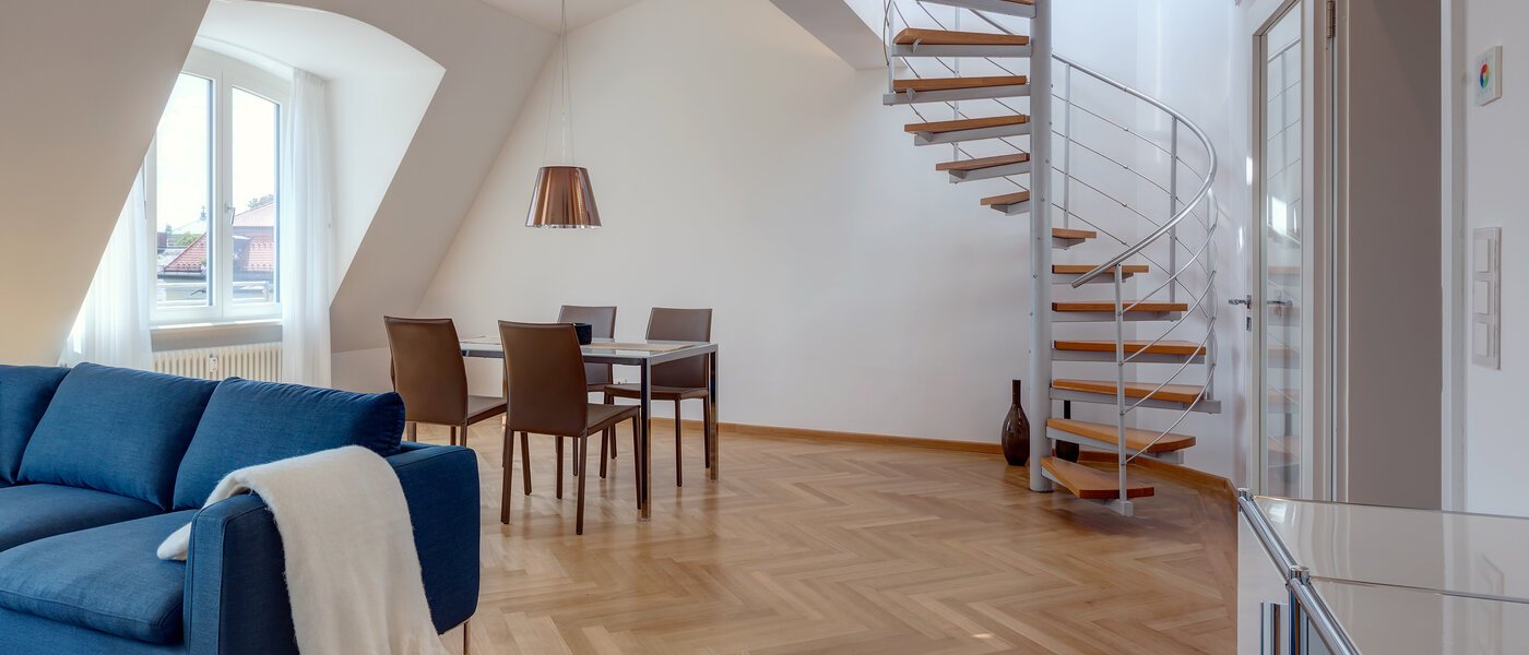 мансардная квартира München Schwabing 04 гостиная 9602