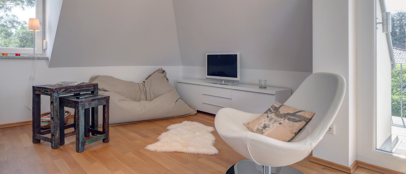 мансардная квартира München Obermenzing 03 гостиная 9637