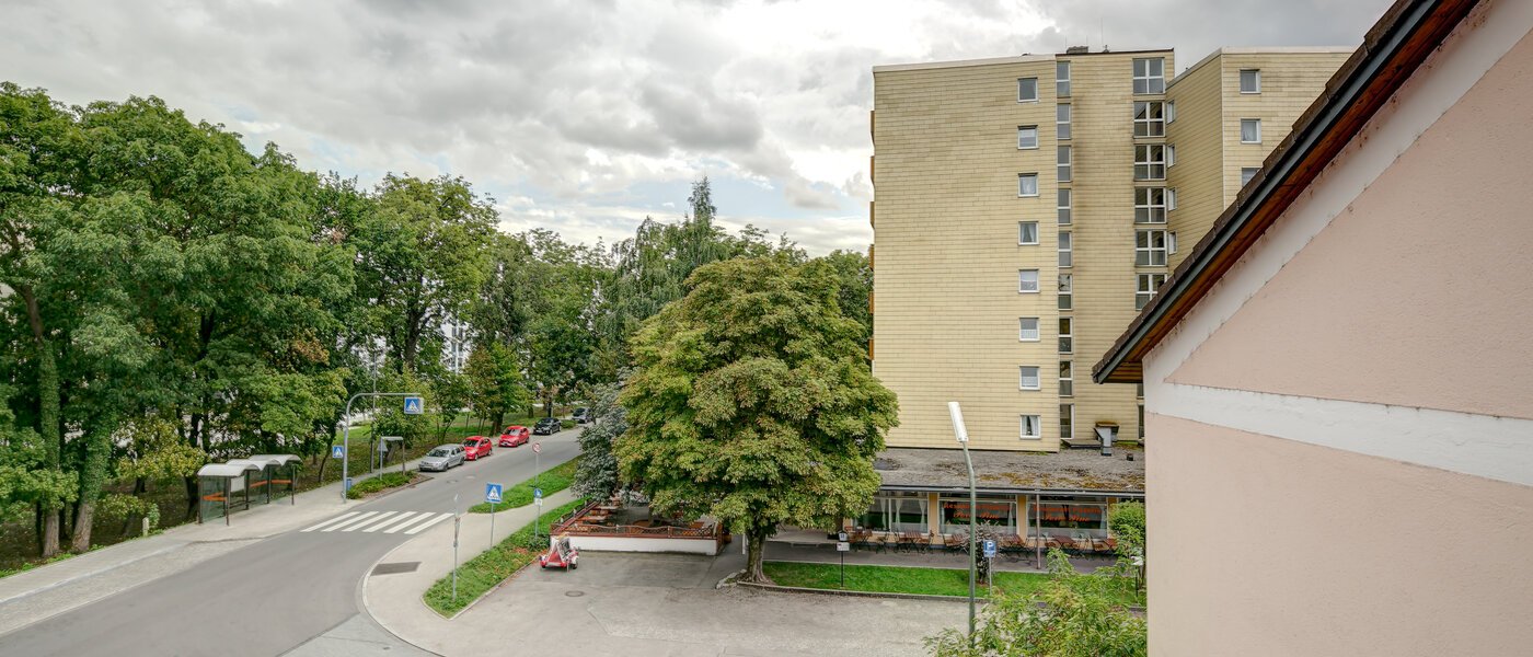 двухэтажная квартира-галерея Unterschleißheim Lohhof 02 вид из окна 9676