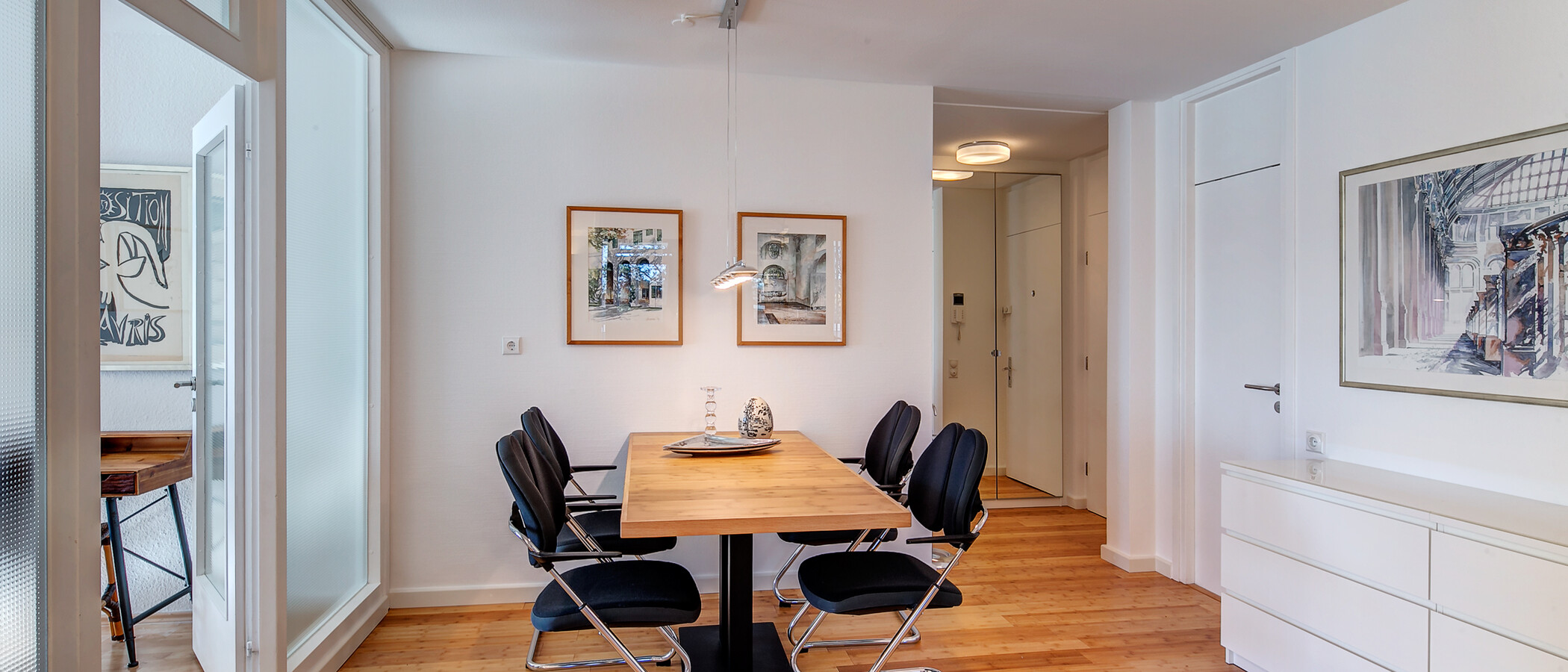 квартира München Schwabing-West 01 столовая 9763