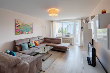 Тихий и зеленый жилой район с большим количеством деревьев