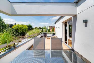 Современно меблированная квартира с большой террасой на крыше 