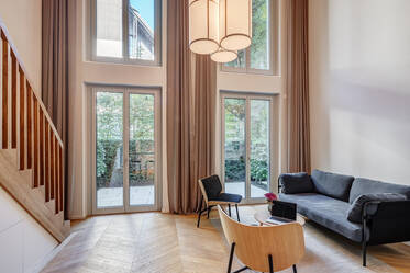 Объект премиум-класса: Эксклюзивно меблированная двухэтажная квартира-галерея в Herzogpark