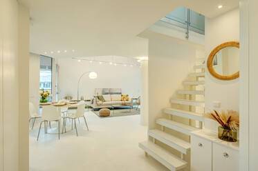 Эксклюзивно меблированная двухэтажная квартира-галерея в Bogenhausen