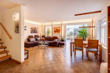 Односемейный дом с природным бассейном и сауной