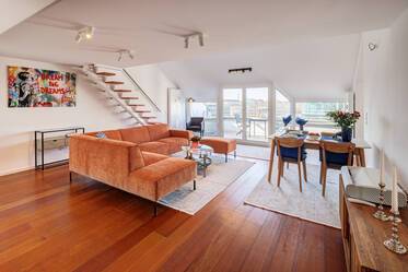 Меблированная двухэтажная квартира-галерея в Maxvorstadt