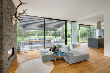 Designhaus mit weitläufigem Garten und viel Privatsphäre