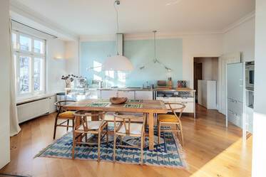 Апартаменты в стиле эпохи с открытой планировкой гостиной и столовой