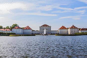 Das Nymphenburger Schloss Zu sehen ist das Nymphenburger Schloss mit Wasser im Vordergrund