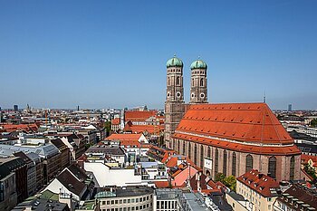 Frauenkirche Zu sehen ist die Frauenkirche mit blauem Himmel im Hintergrund.